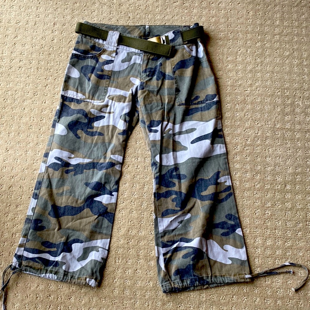 Camouflage capris
